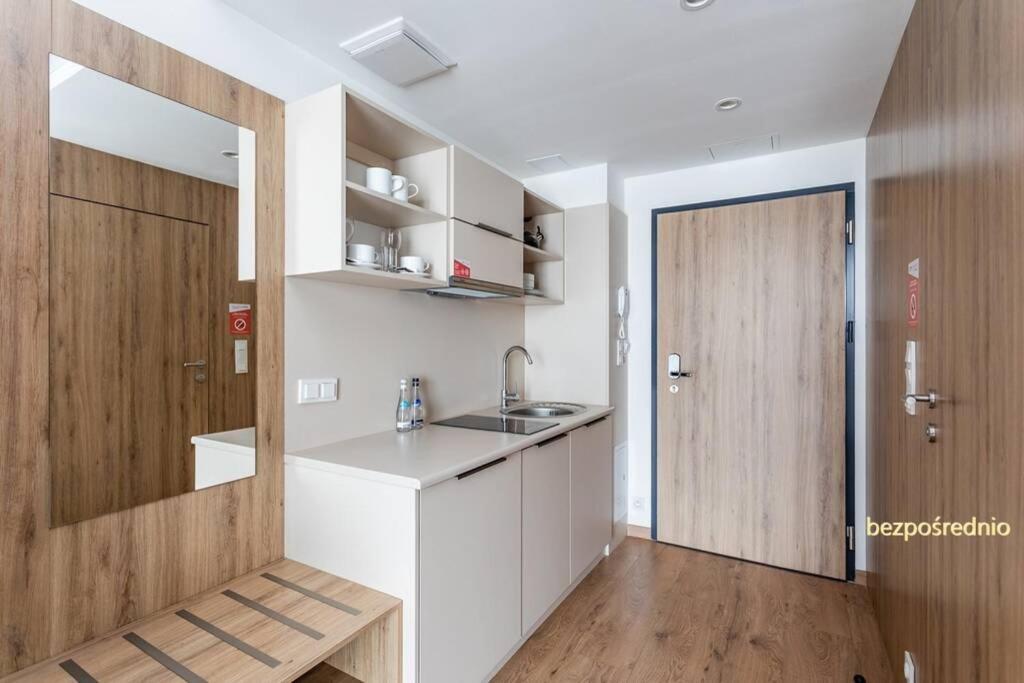 Apartament W Warszawie Dedykowany Parking Podziemny W Cenie, Wifi, Blisko Centrum New Apartment In Warsaw Finished To A High Specification Fitted Out To A High Standard On The 7Th Floor, Wifi, Underground Parking Price Included מראה חיצוני תמונה
